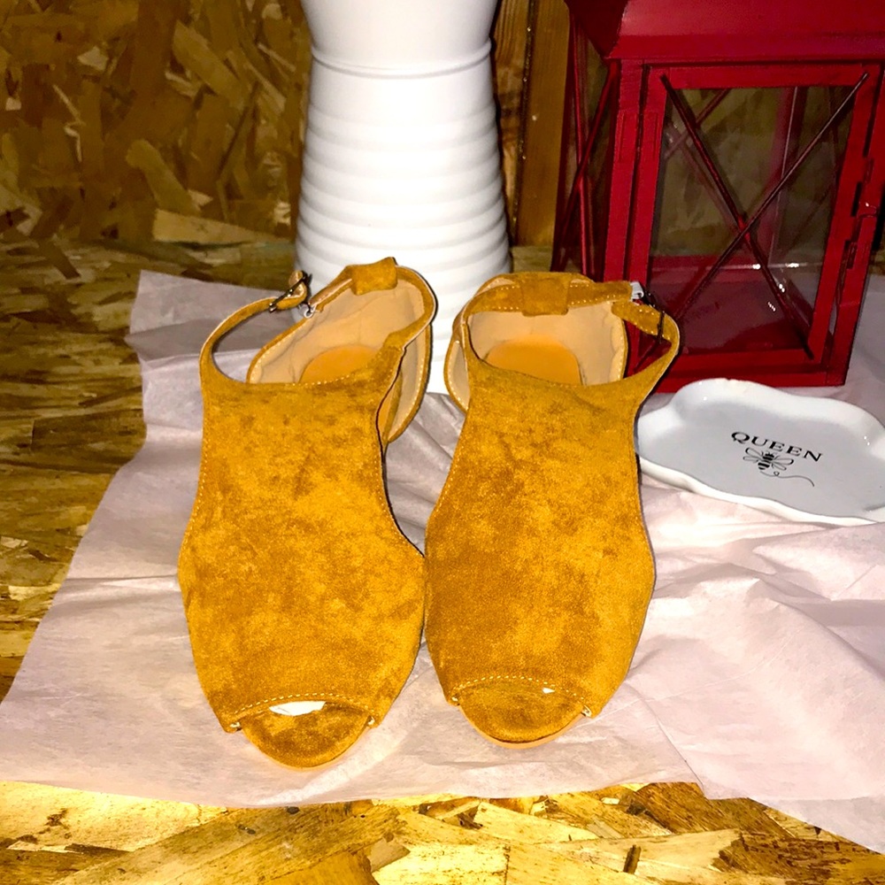 Brown Camel Colored Sandals Size 41